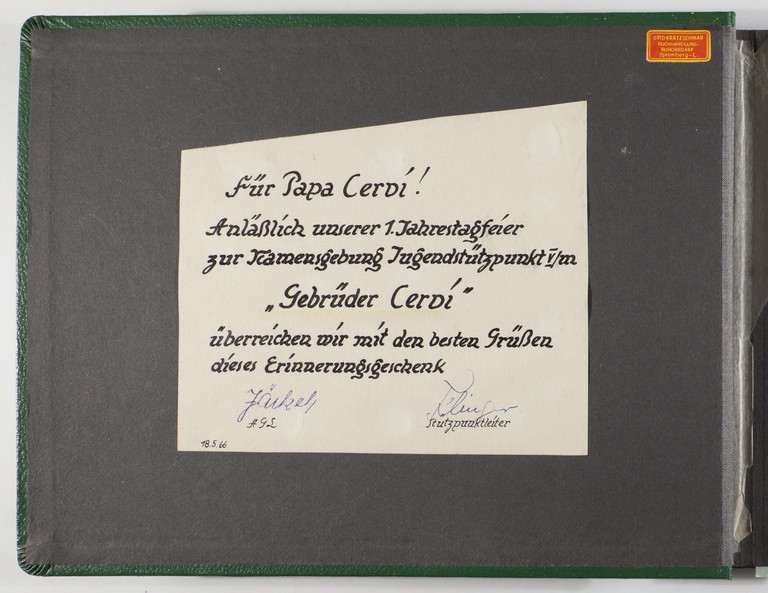 Dedica a Papà Cervi, al quale viene donato come ricordo questo album in occasione del primo anniversario dell'intitolazione del Centro Giovanile ai Fratelli Cervi